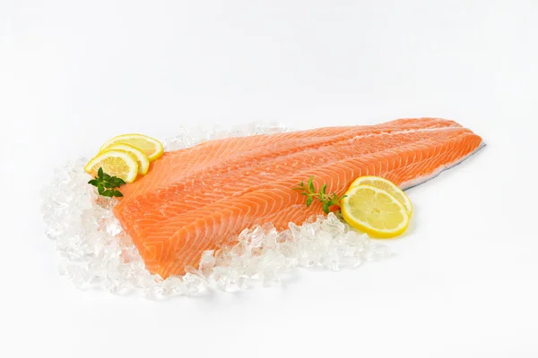 Filete de salmón crudo sobre hielo — Foto de Stock