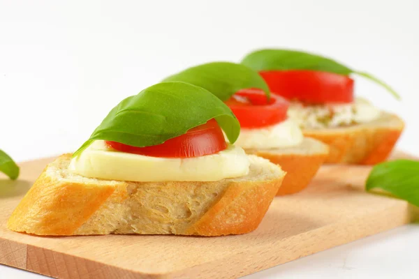 Mozzarella tomaat canapeetjes — Stockfoto