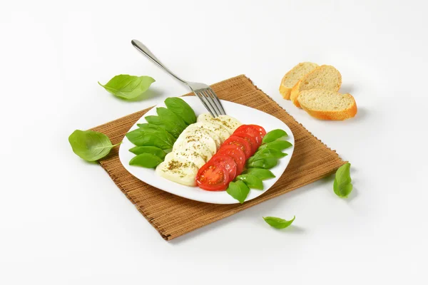 Piatto di insalata caprese fresca — Foto Stock