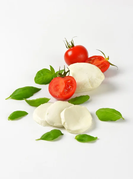 Mozzarella, pomodori e basilico fresco — Foto Stock