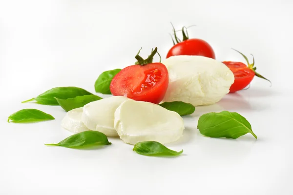 Mozzarella, tomatoes and fresh basil — Stock Photo, Image