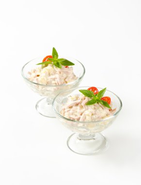 hamburger ve patates salatası