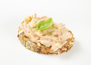 Jambon salata yayılması ile ekmek