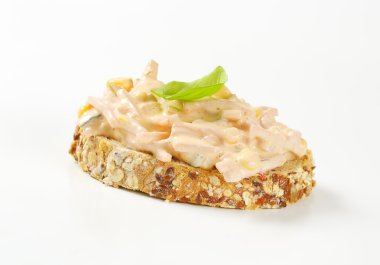 Jambon salata yayılması ile ekmek