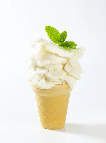 Конус белого мороженого — стоковое фото