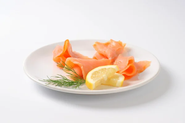 Fette di salmone affumicato — Foto Stock