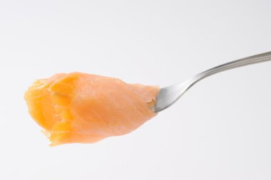 Çatal üzerinde dilim somon füme