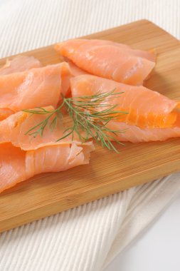 füme somon dilimleri