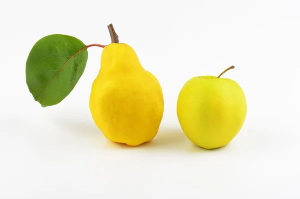Żółta gruszka i jabłko — Zdjęcie stockowe