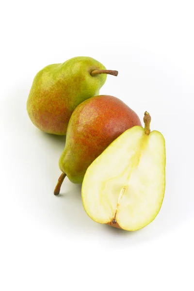 Två och en halv mogna päron — Stockfoto