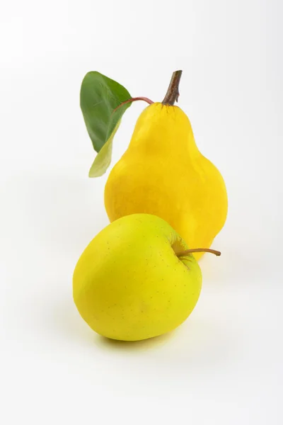 Pêra amarela e maçã — Fotografia de Stock