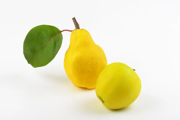 Желтая груша и яблоко — стоковое фото