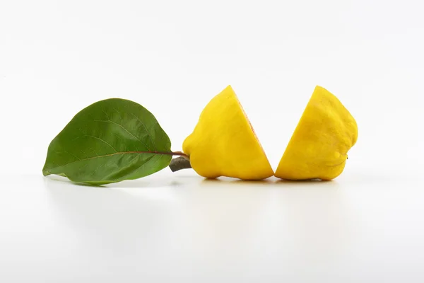 Gehalveerde gele peren — Stockfoto