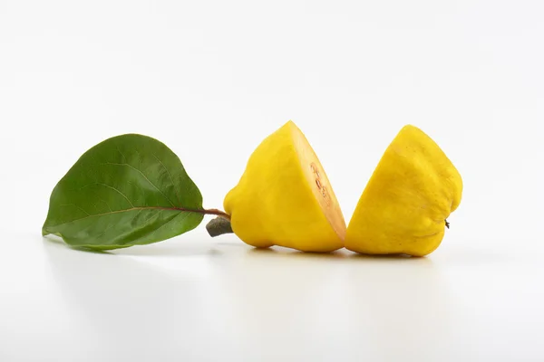 Halverade gula päron — Stockfoto