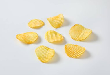 Altı ince dilimlenmiş patates cipsi.