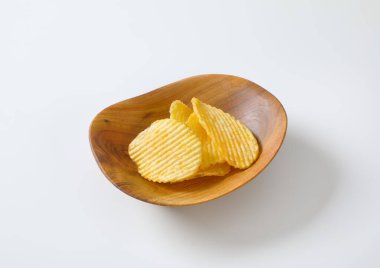Bir kase ince kenarlı patates cipsi.