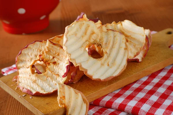 Chips Manzana Anillos Secos Tabla Cortar — Foto de Stock