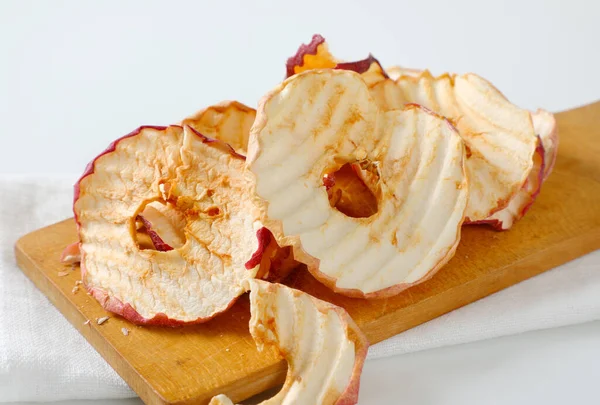 Dried Apple Chips Rings Cutting Board — Stock Photo, Image