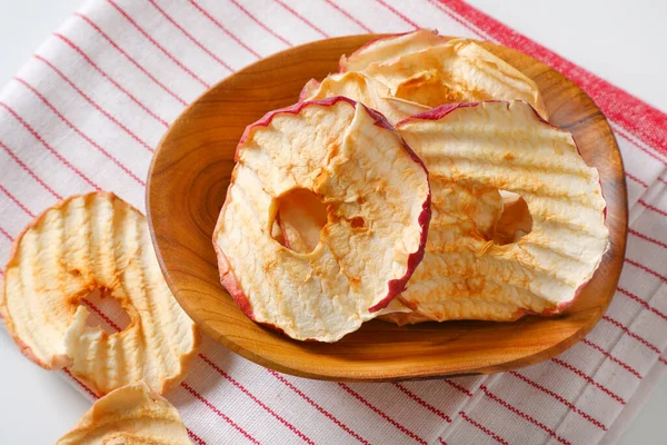 Cuenco Rodajas Manzana Secas Chips Manzana Anillos Una Toalla Rayas — Foto de Stock