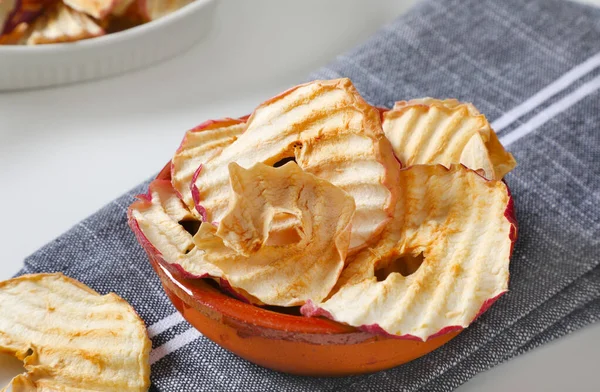 Bol Tranches Pomme Séchées Chips Anneaux Pomme Sur Une Serviette — Photo