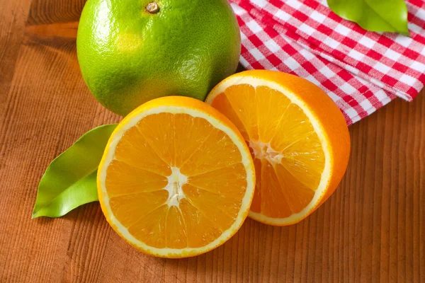 Zöld Grapefruit Édes Pomelit Oroblanco Két Narancssárga Felével Ellenőrzött Piros — Stock Fotó