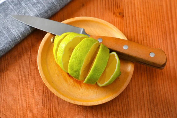 Lemon Green Peel Yellow Flesh Sliced Wooden Plate — Stock Photo, Image