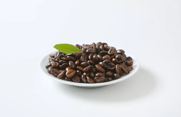 Roasted Coffee Beans White Plate — Stock Photo, Image