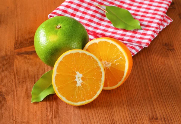 Zöld Grapefruit Édes Pomelit Oroblanco Két Narancssárga Felével Ellenőrzött Piros Stock Fotó