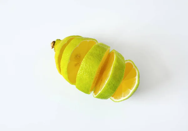 Citron Avec Écorce Verte Chair Jaune Tranché Images De Stock Libres De Droits