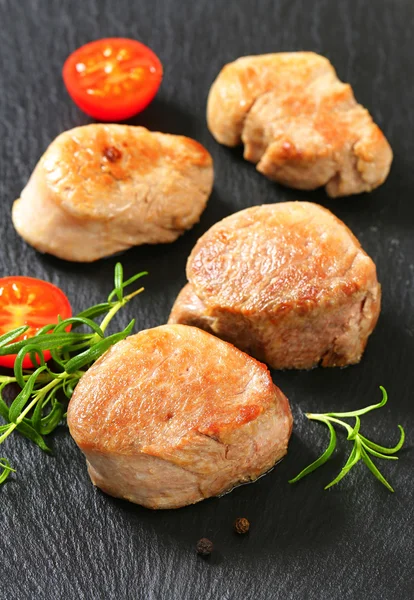Medalhões de carne de porco pan-dourada — Fotografia de Stock