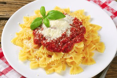 Domates sosu ve peynirli makarna farfalle