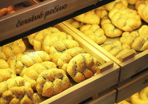 Pães de pão em um supermercado — Fotografia de Stock