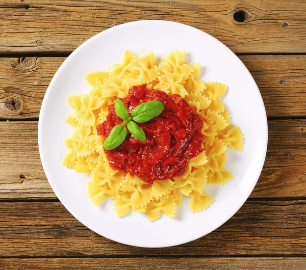 Pasta Farfalle mit Tomatensauce — Stockfoto