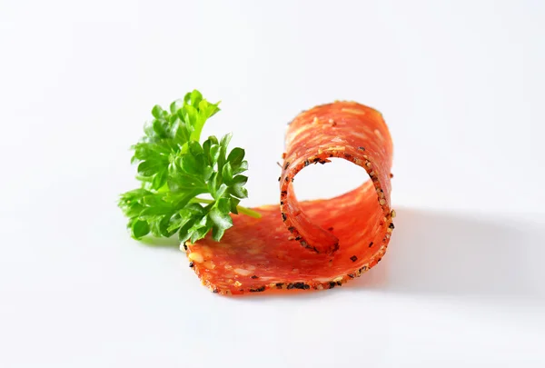 Salami mit schwarzem Pfeffer und Käse — Stockfoto