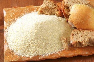 Bayat ekmek ve ince toprak kırıntıları