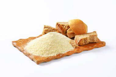 Bayat ekmek ve ince toprak kırıntıları