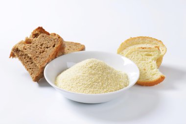 Bayat ekmek ve ince toprak kırıntıları