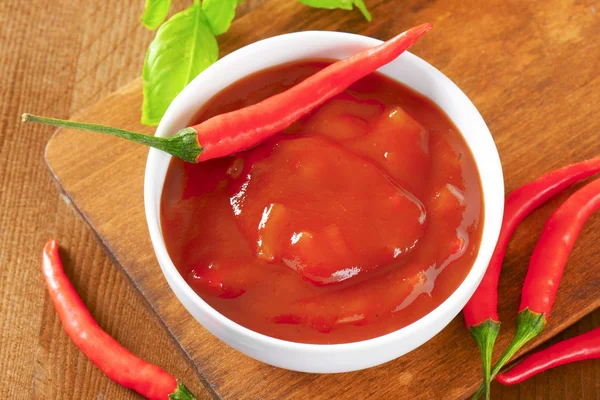 Горячий соус из томатов и перца — стоковое фото