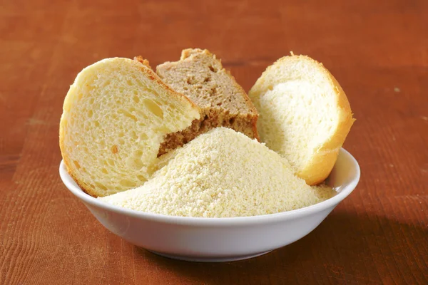 Altes Brot und fein gemahlene Semmelbrösel — Stockfoto