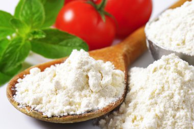 Tahta kaşıkta buğday unu.