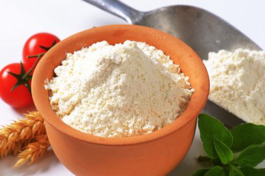 Pişmiş toprak çanak ve metal kaşık buğday unu