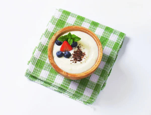 Porridge de semoule lisse aux fruits frais et au chocolat — Photo