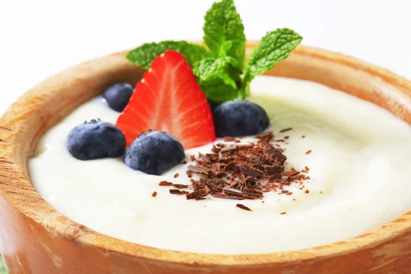 Smooth semolina porridge with fresh fruit and chocolate — Stock Photo, Image