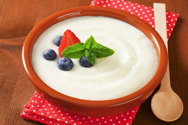 Smooth semolina porridge with fresh fruit — Stock Photo, Image