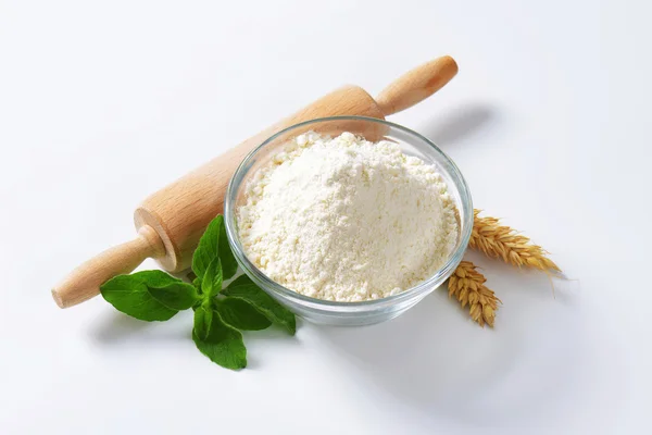 Wheat flour and rolling pin — Stock Photo, Image