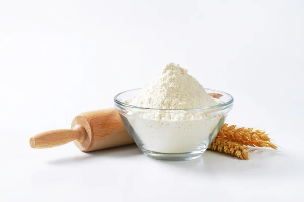 Wheat flour and rolling pin — Stock Photo, Image