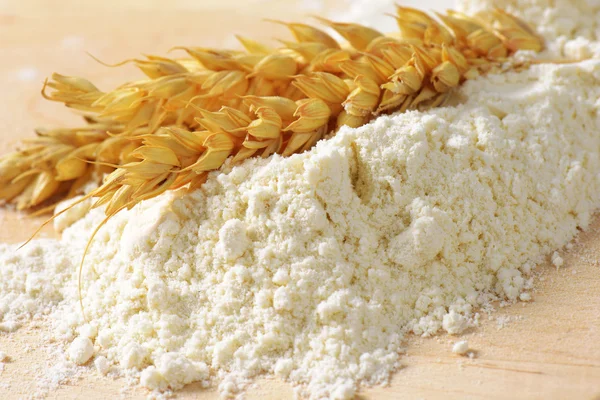 Espigas de trigo sobre un montón de harina — Foto de Stock