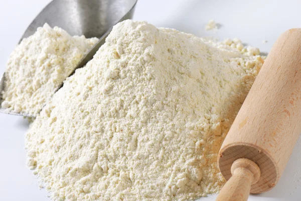 Pile of wheat flour and rolling pin — Stock Photo, Image