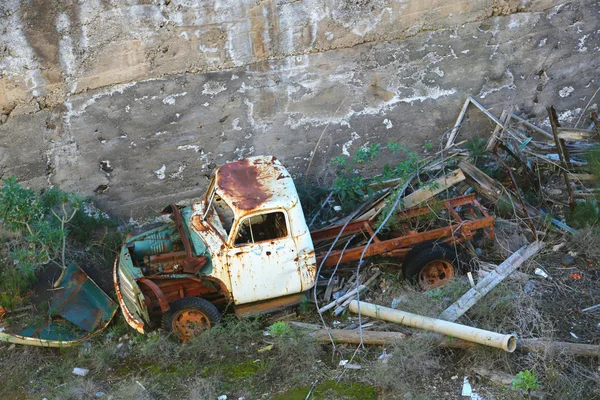 Épave de voiture vieille et rouillée — Photo