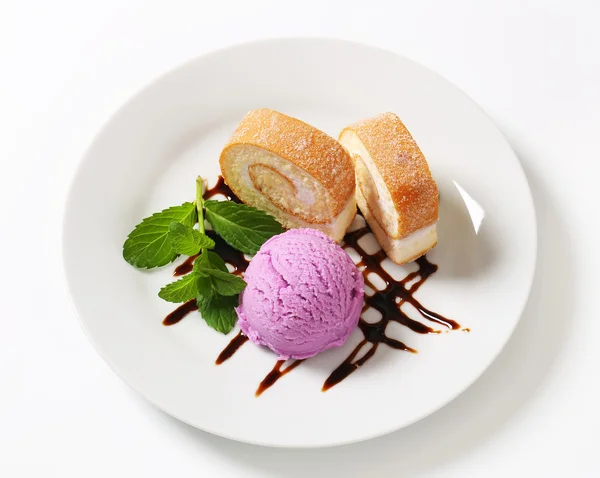 Rouleau suisse avec crème glacée — Photo
